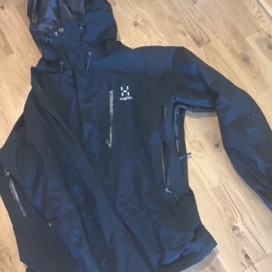 Jacka Haglöfs  - Haglöfs Astral III (herr) Friluftsjacka från Haglöfs i toppskick. Nypris 4000:-