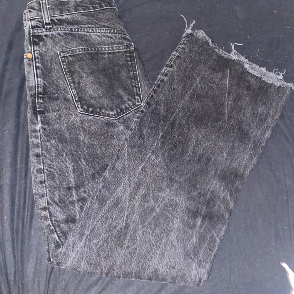 Jag tänkte sälja mina jeans för att min mamma köpte dem till mig men då var dem i fel storlek. Dem är i storlek 38 och är använda 1 gång. . Jeans & Byxor.