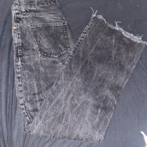 Zara jeans - Jag tänkte sälja mina jeans för att min mamma köpte dem till mig men då var dem i fel storlek. Dem är i storlek 38 och är använda 1 gång. 