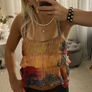Färgglad topp - Säljer denna superfina slutsålda topp från zara💘💘endast testad med prislapp kvar! Köpt för 400kr