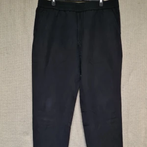 Filippa K Linnebyxa strl 52 - Linnebyxa från Filippa K i storlek 52. Använda men i gott skick. Kostade runt 1500 nya.