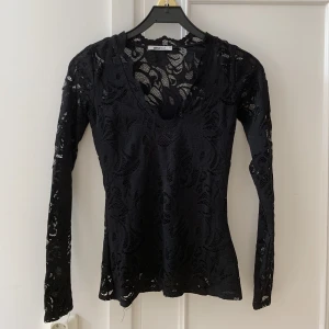 V-ringad tröja i spets XS - Spetströja från Gina Tricot i gott skick!
