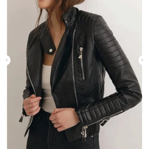 Chiquelle skinn jacka  - Super fin chiquelle skinn jacka som inte kommer till användning längre, storlek XS/S nypris 799 kr💜