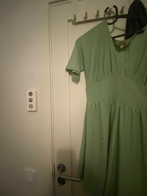 Klänning - Jättefin sommarklänning, aldrig använd för att jag tycker inte att den passar på mig. Vet inte riktigt vart den kommer ifrån, för jag ser inte riktigt vad det står på lappen. Den passar de som har Xs-M
