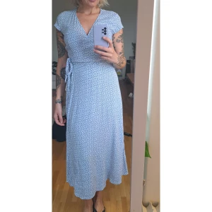 Omlottklänning - Klänning från & Other stories. Använd 1 gång. Storlek 36. Ordinare pris 890kr. Nytt pris 450kr. 