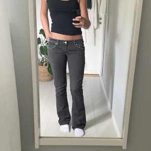 Levi’s jeans  - Säljer dessa skit snygga low rised levi’s jeans. Dom är lite slitna längst ner på benen som man ser på sista bilden.