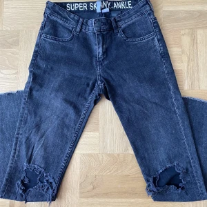 Jeans  - Jeans   Använda och lagade i knäet  Strl 36  Sitter supersnyggt på!