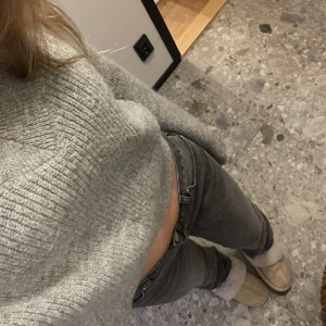 Grå stickad tröja 🩶🩶 - Säljer denna super mysiga tjocka tröjan från Gina! 🩶 Är i super fint skick och i ull så väldigt varm, blir inte heller nopprig eller ful efter tvättar 🩶 Är v-ringad med detalj, se andra bilden 🩶 Kontakta för mått osv 🩶 Nypris: 899kr 