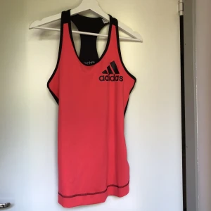 Linne Adidas - Träningslinne från Adidas. Har använt det någon enstaka gång, dock inte vid träning. Nyskick. Oversized. 