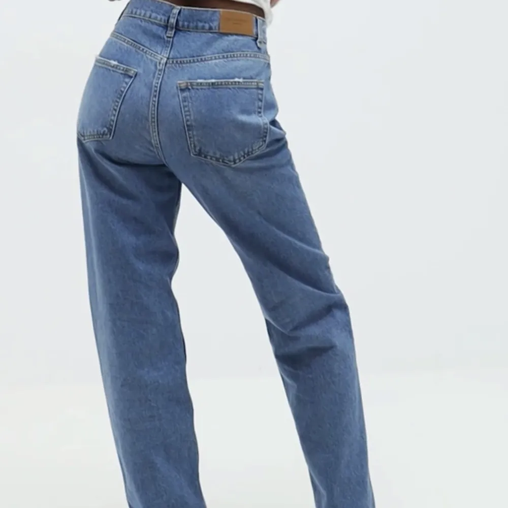 Säljer ett par blåa jeans från Gina tricot. Storlek 42 men skulle säga att dem är små i storleken och kan passa en 40. Säljer för att dem är förstora för mig. Dem är i superfint skick ! ❤️. Jeans & Byxor.