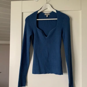 Topp H&M - Långärmad topp från H&M i storlek M Aldrig använd, men prislappen tyvärr borta  Snygg hjärtformad urringning 