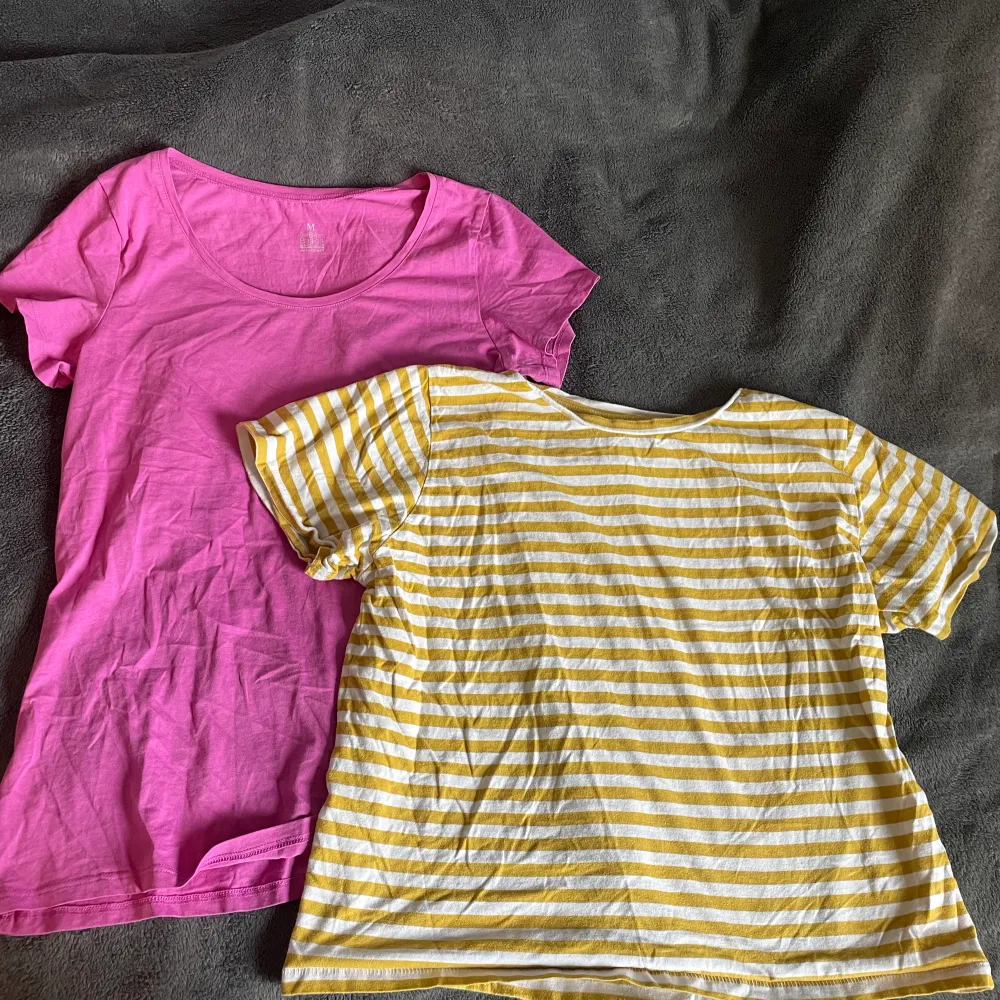 Säljes i paket pris. Första bilden: båda tröjorna i storlek M, den gula/vita ifrån lager 157. Andra bilden: t-shirt storlek L ifrån Cubus. Den har hål över axlarna vilket visas på bild 3 . T-shirts.