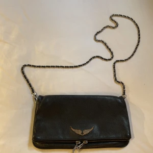 Zadig&Voltaire väska  - Säljer min välanvända zadig väska. Den är i fint skick utöver att märket har tappat färg, därav det billiga priset. Båda kedjorna finns med. 