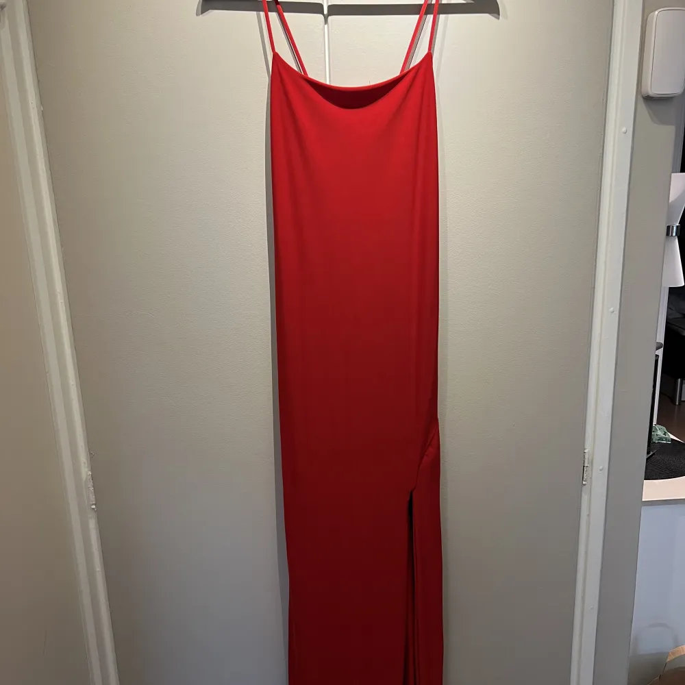 Lång, röd klänning med slits. Stl 38 Material: bomull Aldrig använd.. Klänningar.