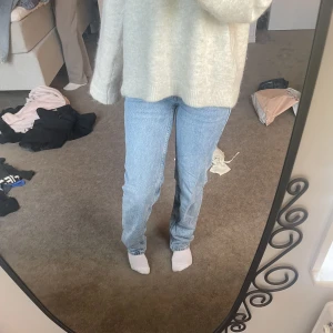 Jeans  - Säljer ett lag jeans från Gina Tricot i storlek 32💕