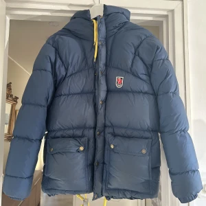 Fjällräven expedition navy - Jätte trendig jacka från fjällräven i storlek xxs i marinblå.🥳 Använd sparsamt två vintrar. Säljer pågrund av att jag tycker jackan är för varm för min smak. Jag är 1.60cm och har vanligtvis  xs/S i kläder och jackan sitter oversized på mig. Kom m bud🤗