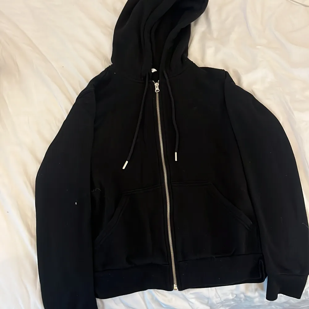 en supersnygg och enkel svart zip-up hoodie från hm 🩷. Hoodies.