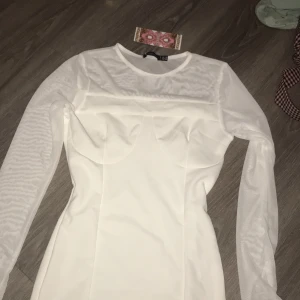 Vit klänning med långa armar  - Bought from boohoo, and was never worn. 