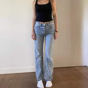 Super snygga jeans från & other stories, tyvärr för korta för mig som är 170 cm. Använda flertals gånger men bra skick. Om fler är intresserade blir det budgivning. *frakt tillkommer*