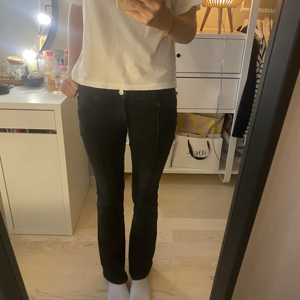 snygga svarta jeans från HM🥰. Jeans & Byxor.