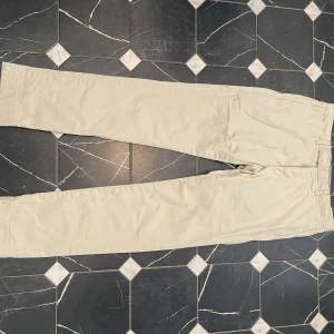 Ralph Lauren chinos - Ett riktigt snyggt par Ralph Lauren chinos som är i väldigt bra skick. Kom privat för fler bilder.