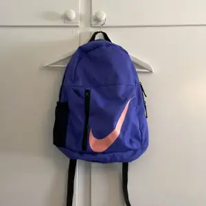  Lilla Nike ryggsäck med ett fack och en vattenflaskahållare 