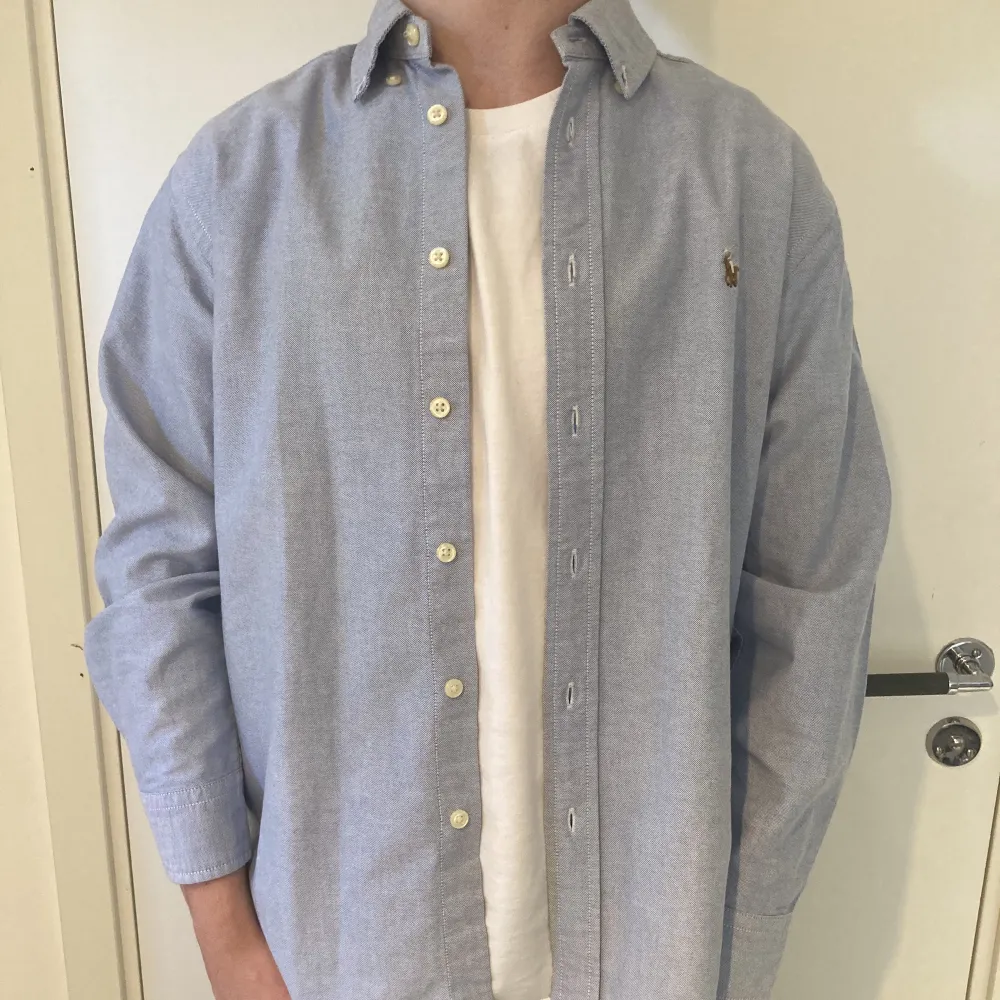 Ralph lauren skjorta i ljusblått, 10/10 skick knappt använd. Storlek 12år, passar xxs eller en liten s. Skjortor.