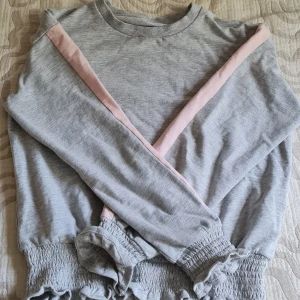 En vanlig grå tjocktröja. 40kr + frakt - Tröjan är nästan helt ny. Har bara använt den några gånger. Tröjan är ifrån lindex och är i storlek 158. 