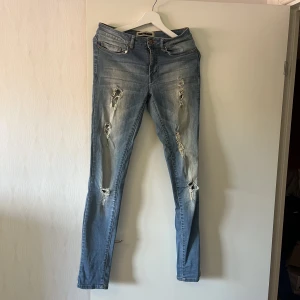 Jeans  - Blå slitna jeans. Knappt använda. 