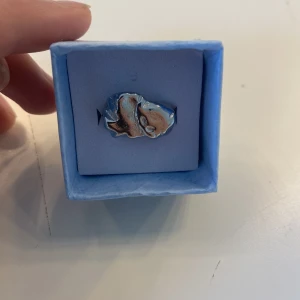 Silverring - Detta är en jättefin silverring som tyvärr inte passar mig. Den går att justera och den rostar inte. Den är 100% oanvänd. 🤍💍