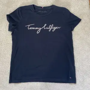 Säljer min marinblåa Tommy Hilfiger t-shirt då den inte kommer till användning längre. Den är använd några gånger, färgen på texten har slitits av lite från tvätten som man kan se på andra bilden men inget men tänker på. Köparen står för frakten! 💙