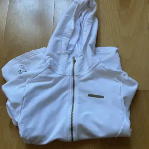Säljer denna hoodie från a-z som aldrig kommer till användning. Skriv gärna priv om fler frågor eller bilder:)