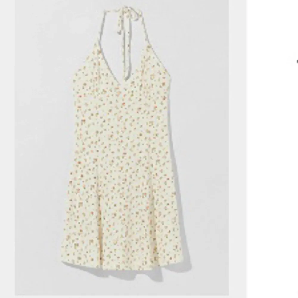 Säljer en supersöt ny blommig halterneck klänning med öppen rygg från bershka, säljer för 100kr🫶🏼 . Klänningar.