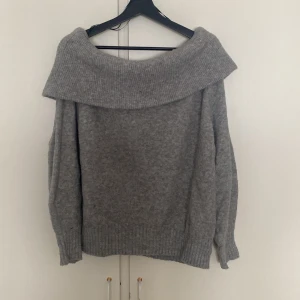 Off-shoulder stickad tröja - Stickad tröja som är off-shoulder. Väl använd men i fint skick. 