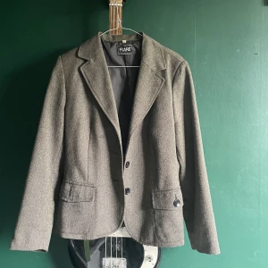 brun/grå kavaj - den är brunare än vad bilden visar ska sägas! superfin knappt använd