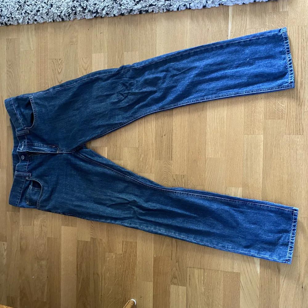 Mörkblå fina jeans med lite mer vintagestuk och lätt bootcut, sitter bra med ett trendigt utseende.. Jeans & Byxor.