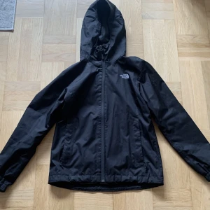 Northface regnjacka - Säljer för den inte passar mig. 8,5 cond inga hål eller liknande vad jag vet om. Köpte på stadium för runt ett år sedan och har knappt använt den