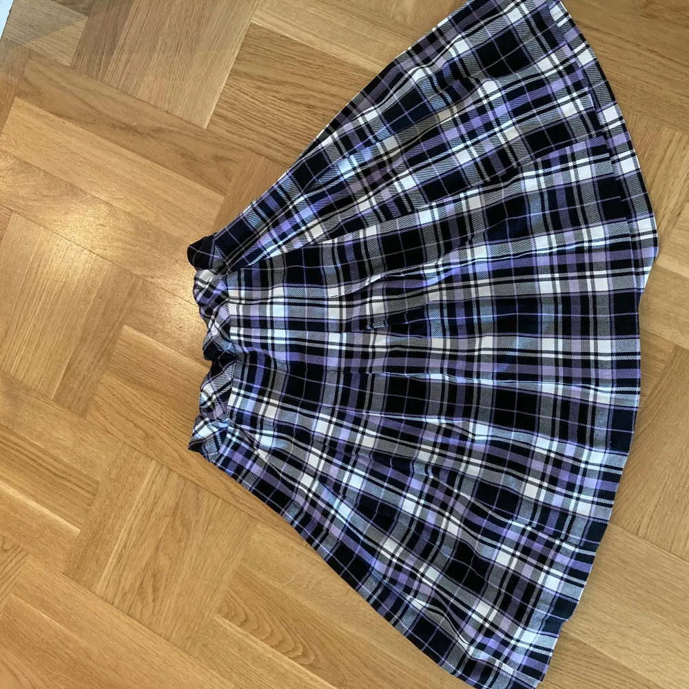 Rutig lila kjol från Lindex!💜 Fint skick, använd några ggr💫 Säljer denna då jag inte tycker om den längre. Storlek 170. Kjolar.