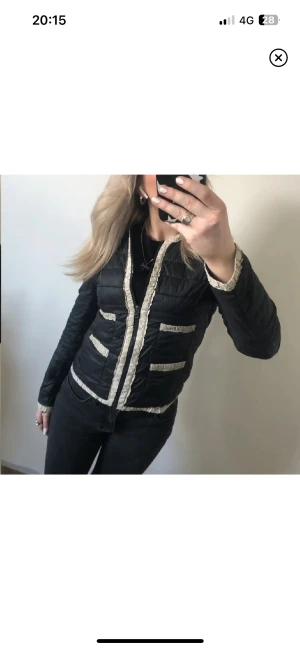 Höst/vår jacka - Så fin vår/höst jacka med snygga detaljer. Storlek xs från mango. Köpt hår på Plick och aldrig använt då den var lite för liten för mig. Inte heller mina bilder