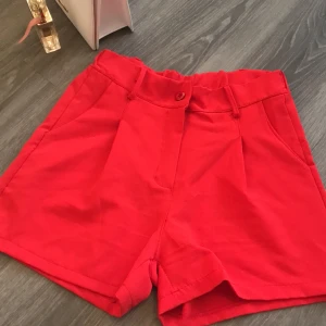 Röda shorts  - Pair of red shorts that aren’t my style anymore. In great condition 