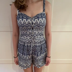 Hollister jumpsuit - Jumpsuit från Hollister med jättefint blåvitt mönster. Säljer pga att den tyvärr inte passar mig längre. De är en M men är liten i storleken så den passar snarare XS-S.  Den köptes för ca 600kr. Priset kan diskuteras
