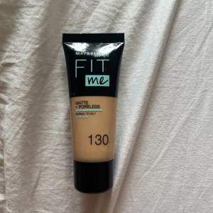 Säljer min helt nya oöppnade fit me foundation ❤️ köpt på ellos säljs pågrund av att får ingen användning av den💓färg: 130 köptes för 109kr