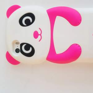 Rosa panda, 3D mobilskal, i mjukt gummi material. Mått: 13,5 cm lång, 7 cm bred. Passar till IPhone 5s modellen. Är i mycket bra skick och är knappt använd 