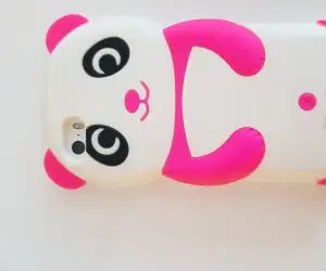 Rosa panda, 3D mobilskal, i mjukt gummi material. Mått: 13,5 cm lång, 7 cm bred. Passar till IPhone 5s modellen. Är i mycket bra skick och är knappt använd 