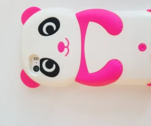 IPhone mobilskal - Rosa panda, 3D mobilskal, i mjukt gummi material. Mått: 13,5 cm lång, 7 cm bred. Passar till IPhone 5s modellen. Är i mycket bra skick och är knappt använd 