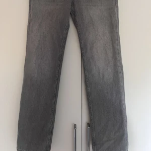 lågmidjade jenas - lågmidjade raka jenas från gina, använda några gånger 