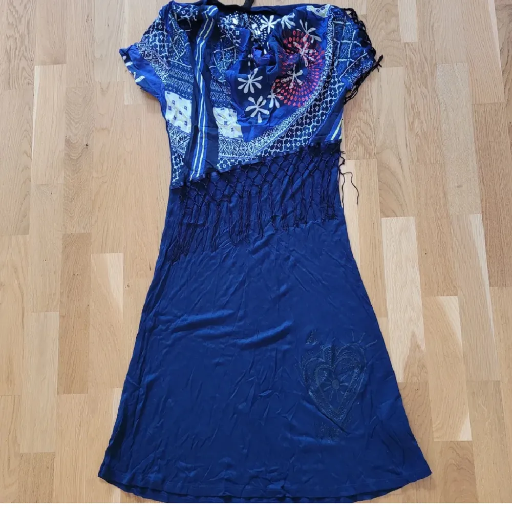 Vintage tunika/klänning från Desigual i storlek XS. Den är i fint skick, kan fraktas men köparen står för frakten 💕. Klänningar.