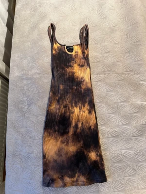 Klänning  - Väldigt fin och har använt den väldigt få gånger.