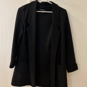 Svart kavaj - En svart kavaj i storlek 34, det är en mjuk kavaj använd fåtal gånger. 