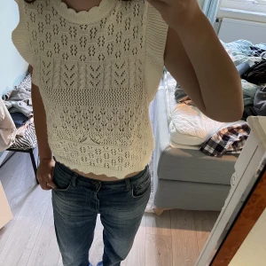 vit tröja  - helt oanvänd jätte fin vit tröja från Only. prislappen finns fortfarande kvar, är i storlek L men passar mig som vanligt har M